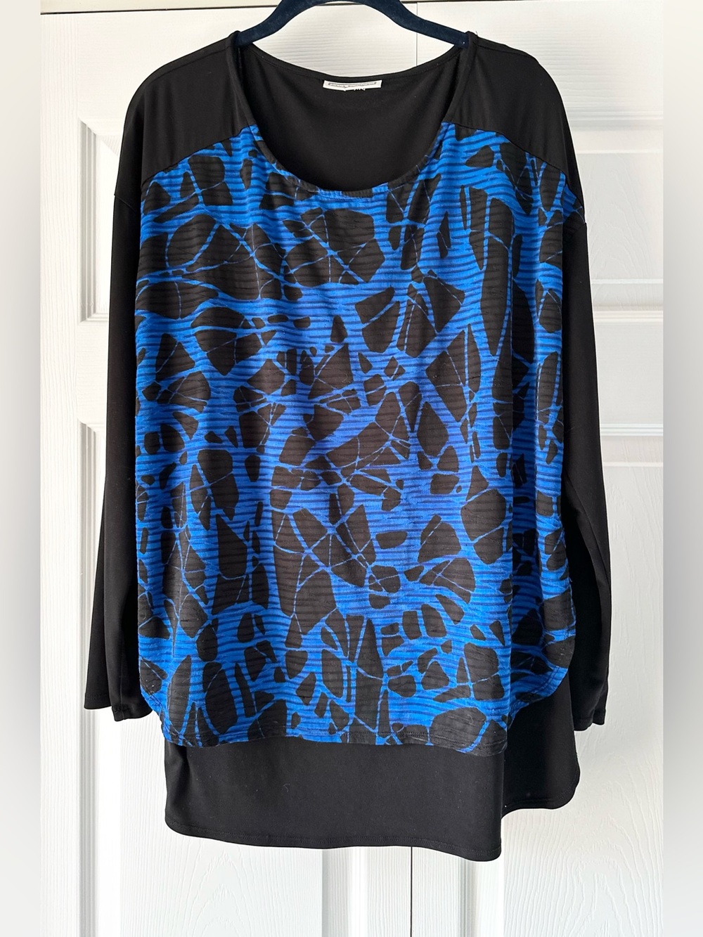 Women layered top long sleeves size 1X black/blue silky material